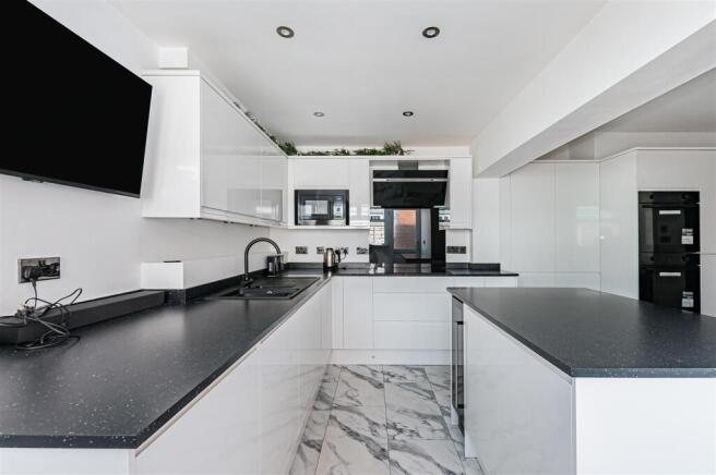 4 bed Semi-Detached for sale Image 6