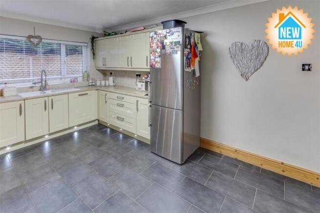 KITCHEN / BREAKFAST ROOM:
