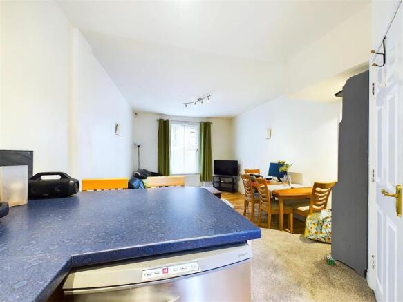 3 bed Terraced to rent Image 7