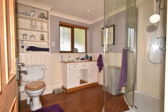 FAMILY SHOWER ROOM