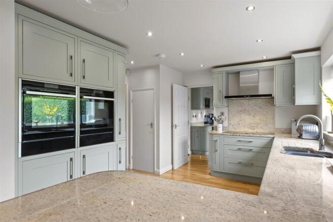 4 bed House for sale Image 8