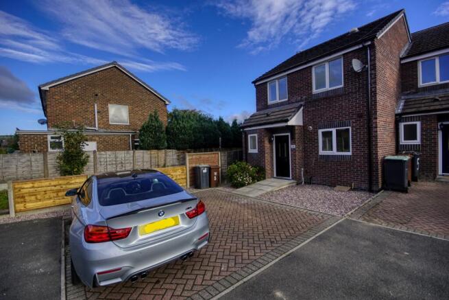 3-bed house on Alder Close, Hadfield, SK13 2FG **DRIVEWAY**, £275,000