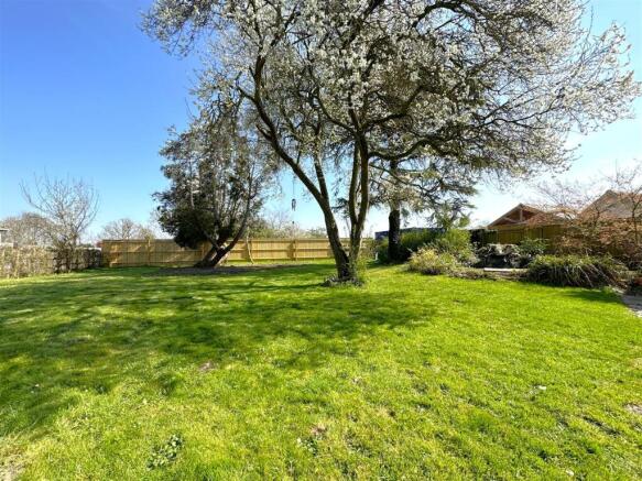 Hugely Private Garden 733