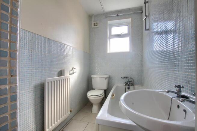 2 bed Apartment to rent Image 4