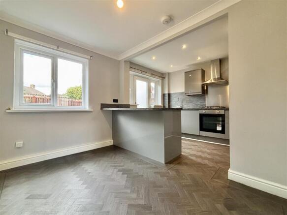 3 bed Semi-Detached for sale Image 6