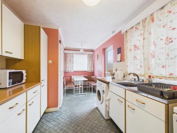Broughton Avenue, Broughton, Aylesbury photo 4