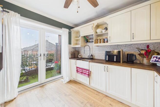 4 bed Semi-Detached for sale Image 10