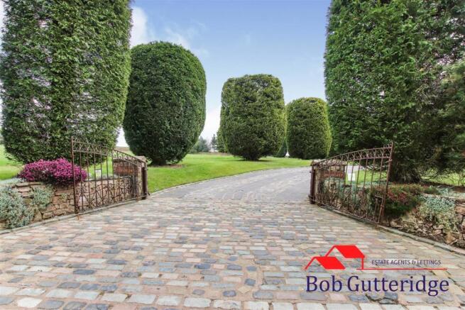 ENTRANCE & DRIVEWAY