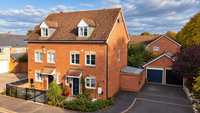3-bed semi-detached on Wordsworth Avenue, Stratford-Upon-Avon, £375,000