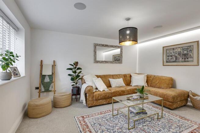 5 bed Detached for sale Image 6
