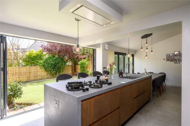 5 bed Link Detached House for sale Image 7