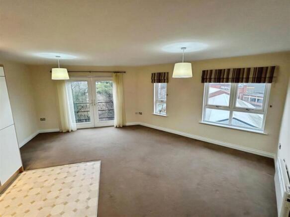 2 bed Apartment to rent Image 4