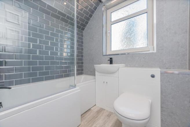 20. Bathroom (1).jpg
