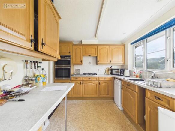 Kitchen (2).jpg