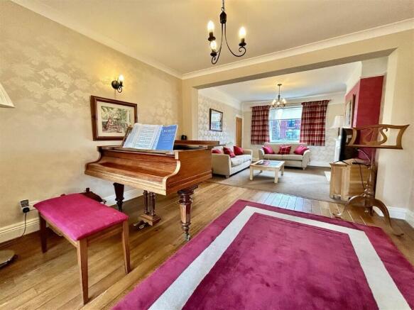 5 bed Detached for sale Image 6