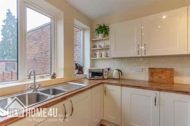 KITCHEN / DINER: