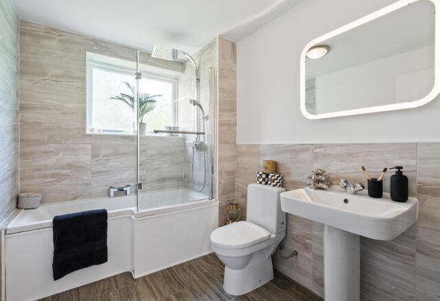 Family Bathroom (upstairs)