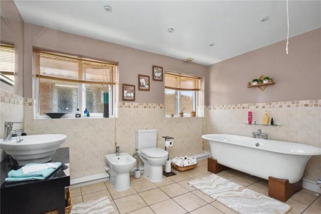6 bed Detached for sale Image 10
