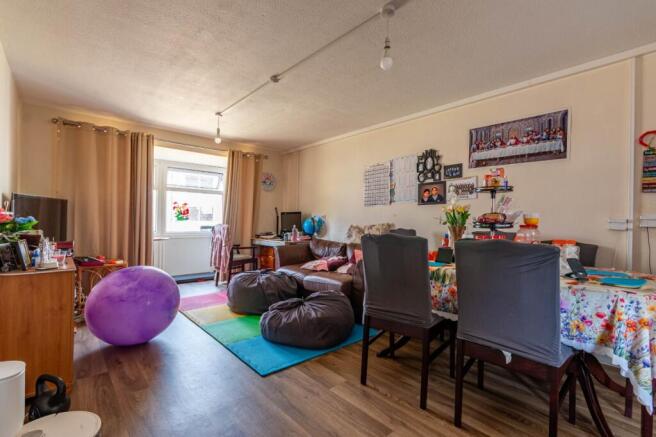 2 bed Flat for sale Image 4