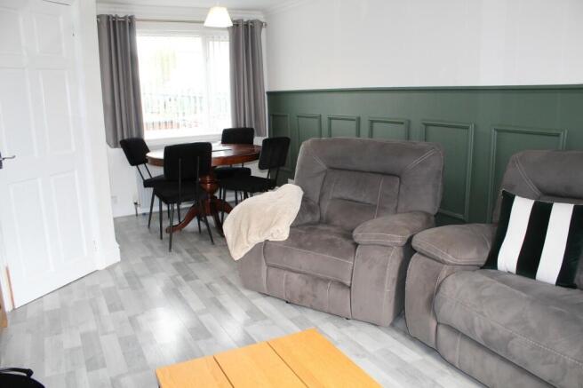 Lounge / Dining Room Picture 2