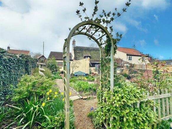 garden archway.jpg