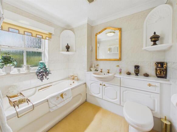 4 bed Detached for sale Image 7