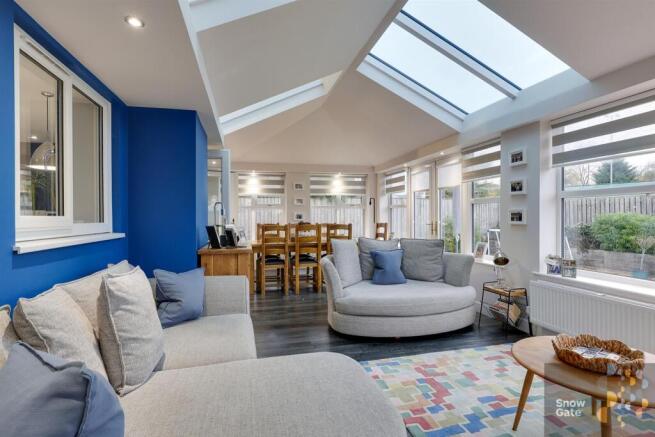 5 bed House for sale Image 4
