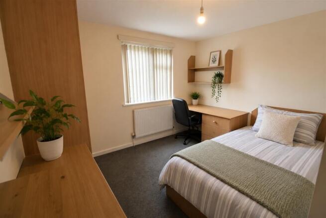 5 bed Semi-Detached to rent Image 7