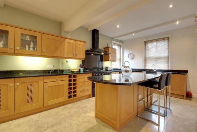 Kitchen/ Dining Room