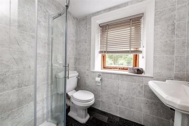 EN-SUITE SHOWER ROOM