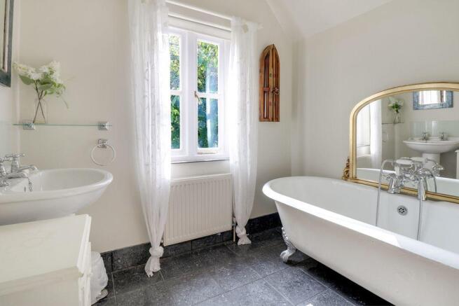 Ensuite to Bed 2