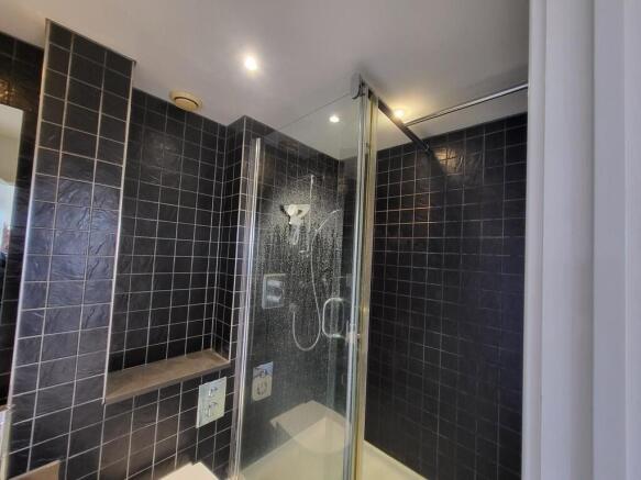 En suite shower r...