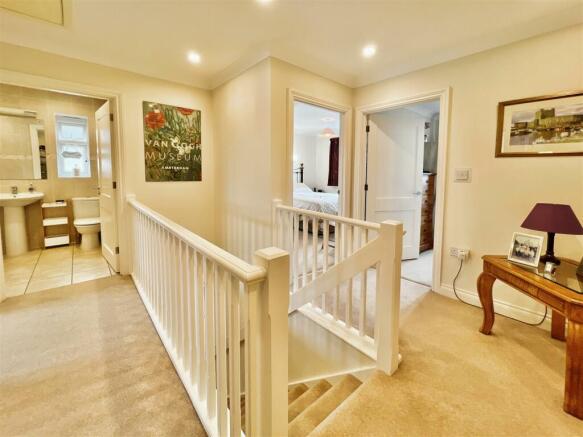 8 Fourview Close 17.JPG