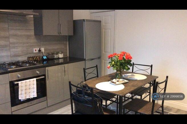 2 bed Terraced to rent Image 9
