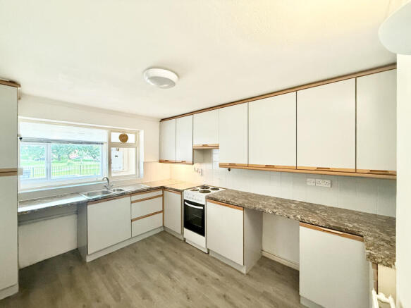 Balmoral Road, Yeovil, Somerset - No Chain photo 4