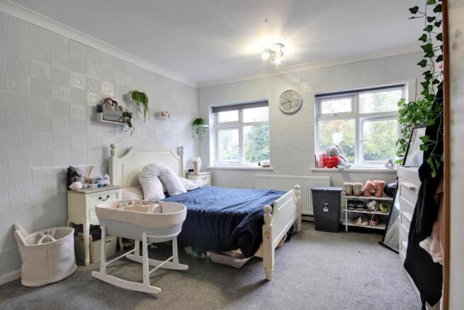 3 bed Apartment for sale Image 9