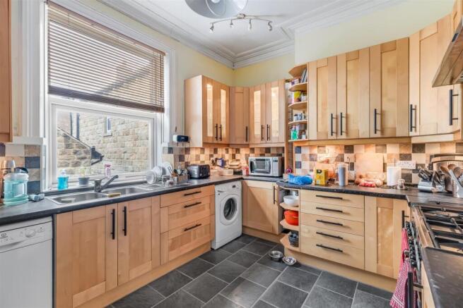 6 bed House for sale Image 5