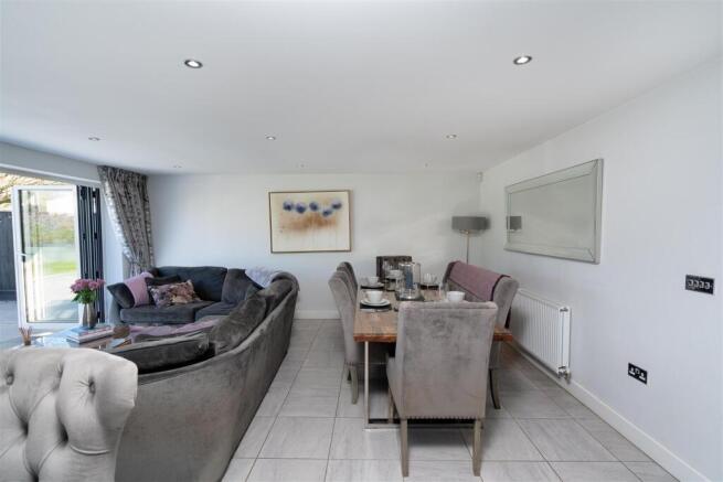 5 bed Detached for sale Image 11