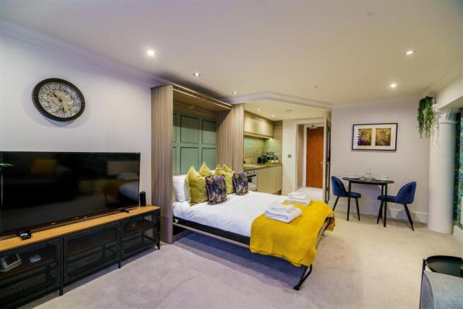 BEDROOM/LIVING ROOM