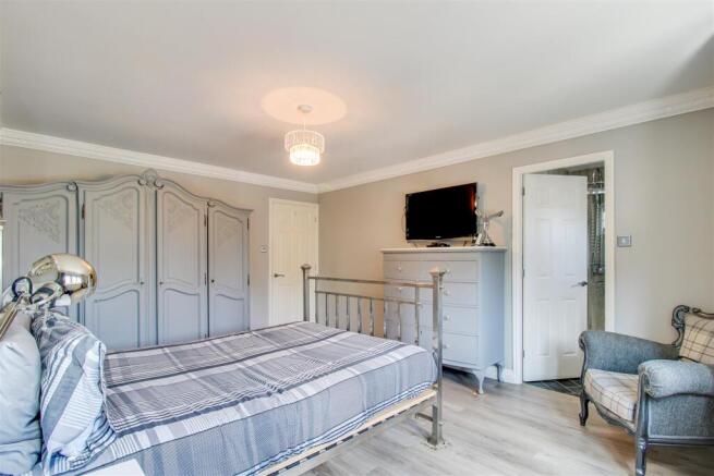 4 bed Detached for sale Image 10