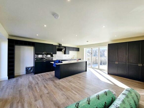4 bed House for sale Image 4