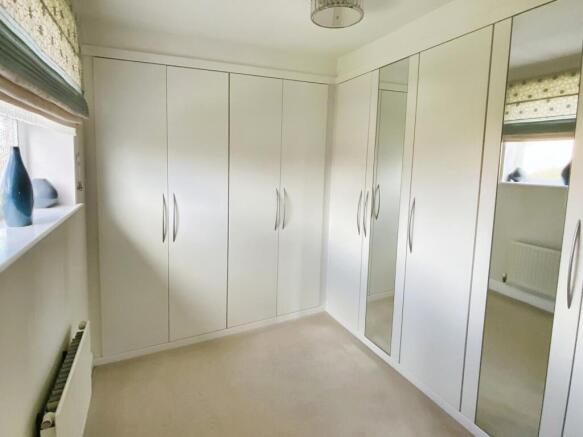 5 bed Detached for sale Image 11