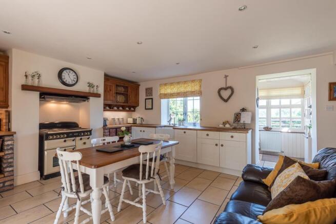 KITCHEN/BREAKFAST