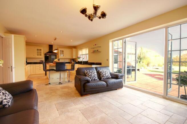 Open plan living/kitchen