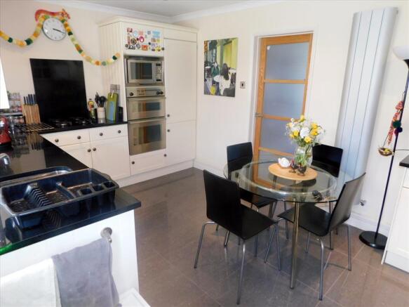 KITCHEN / DINING ROOM
