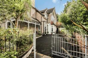 26, Vicarage Road, Torquay TQ2 6HX