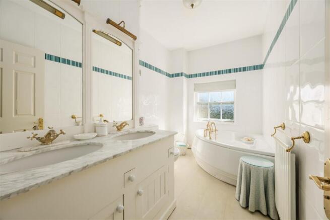 5 bed Semi-Detached for sale Image 12