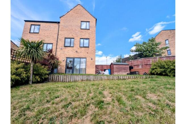 4 bed Semi-Detached for sale Image 4
