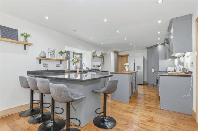 5 bed Detached for sale Image 2