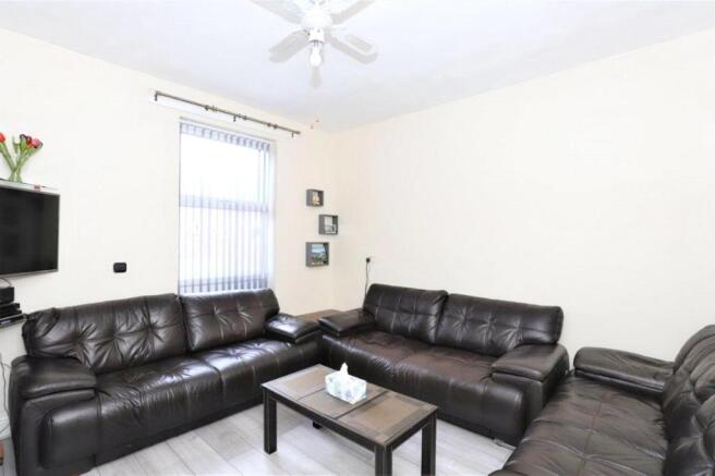 2 bed Flat for sale Image 7